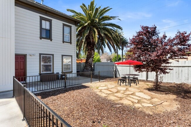 Building Photo - Remodeled 2 bed, 2 bath unit in Midtown