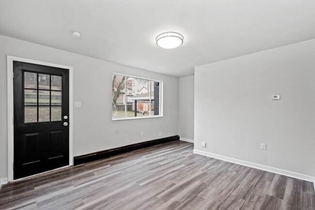 Building Photo - SCORE 50% OFF 1ST MONTH'S RENT IF SIGNED BY DEC 5! Newly renovated 2 bedroom home in Carrick avai...