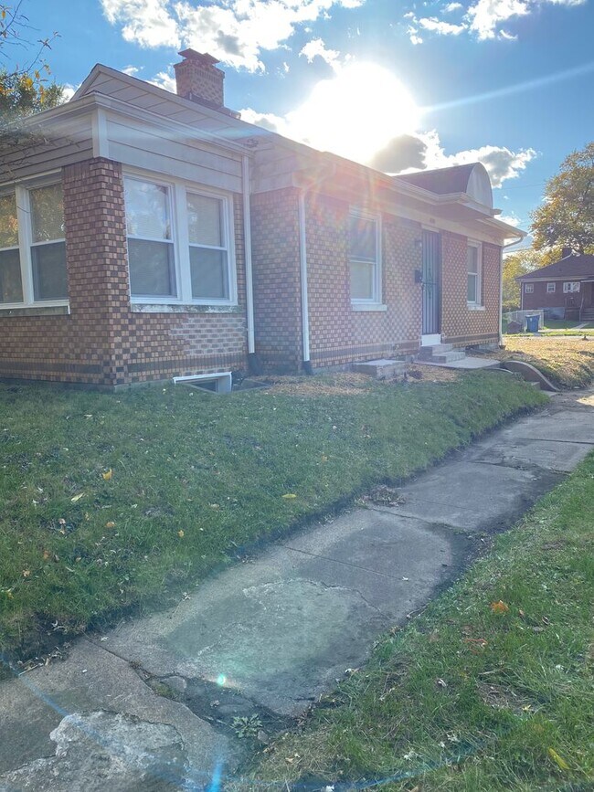 Building Photo - Section 8 Accepted 2 Bedroom Brick Home
