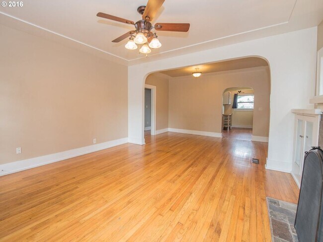 Building Photo - Amazing Well Kept Secret! 4bed 1.5bath Bungalow!