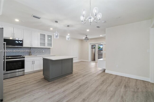 Building Photo - 330 W 74th Pl