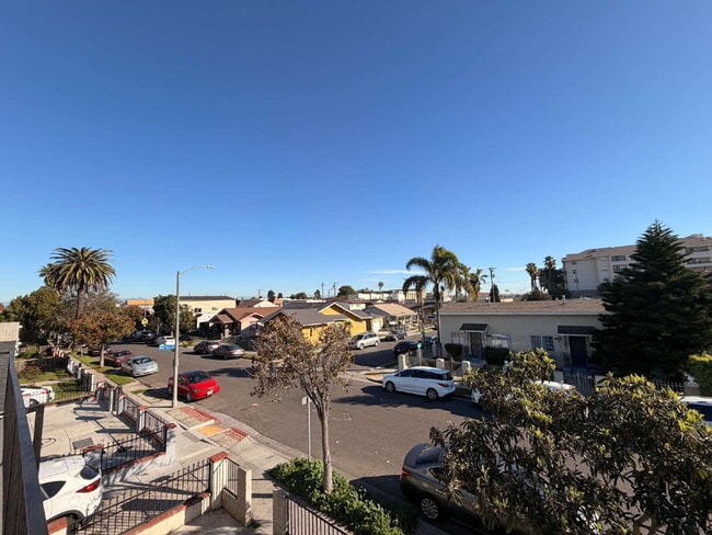 Building Photo - Modern Open Concept1 Bed + 1 Bath Upstairs Unit + In-Unit Laundry + AC