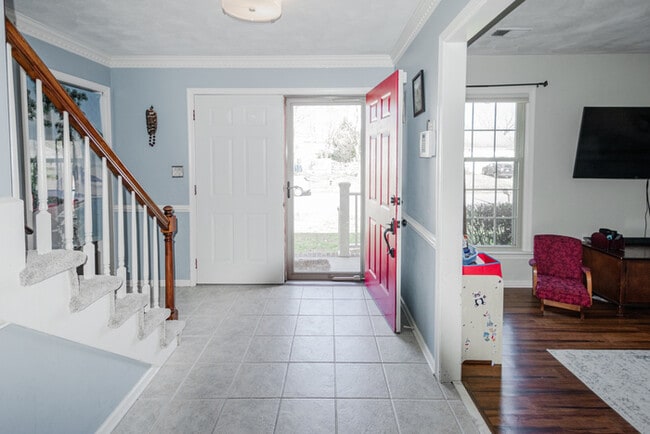 Building Photo - GORGEOUS 5 BEDROOM HOME LOCATED IN SALEM W...