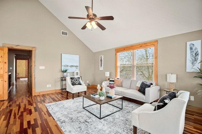 Building Photo - 912 E 51st St