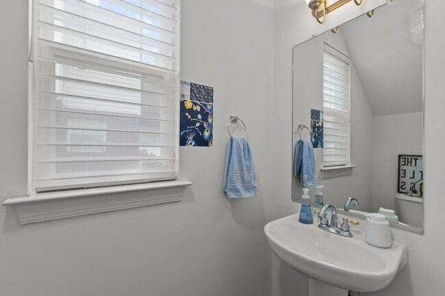 Building Photo - Norfolk Furnished rental Near ODU/NSU