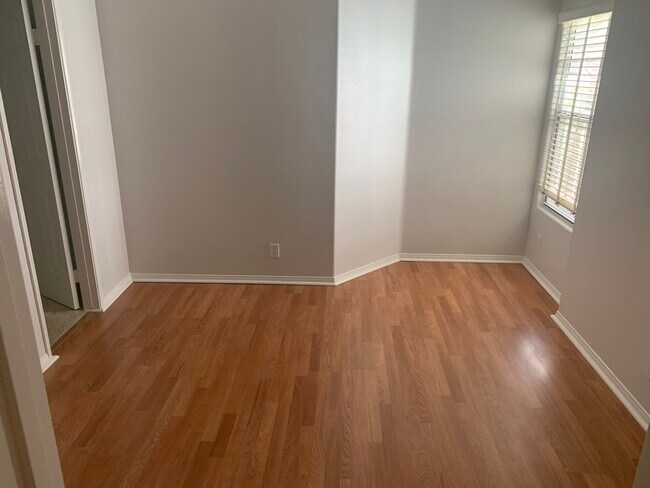 Building Photo - 3139 Dickens St