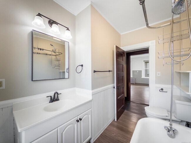 Building Photo - 634 High St