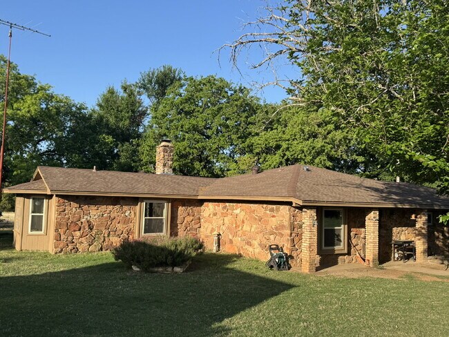 Building Photo - 2 bedroom 2 bath on a 12 acre paradise!