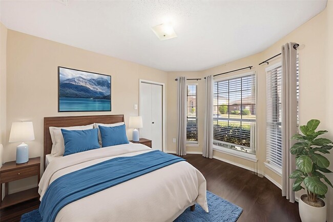 Building Photo - 6718 Meadowcrest Dr