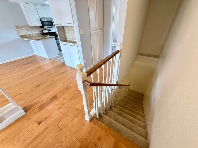 Building Photo - 2 Bed / 2.5 Bath Tri-Level Townhome – Gated Community in North Redondo Beach (Torrance PO)