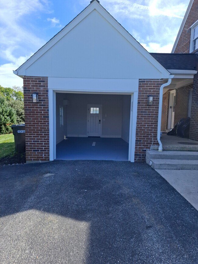 Building Photo - 864 Eden Rd