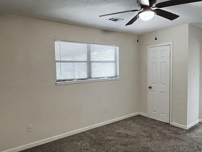 Building Photo - 405 Westcliff Cir