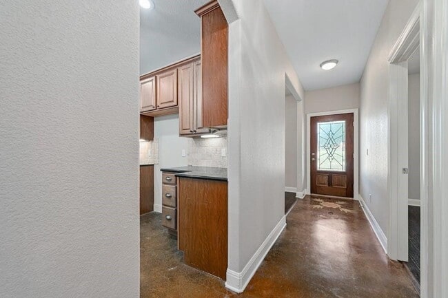 Building Photo - 200 Oak Hollow Ln
