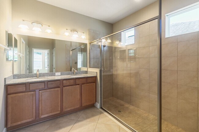 Building Photo - Stunning Avalon Park 4 Bed / 3 Bath Home f...