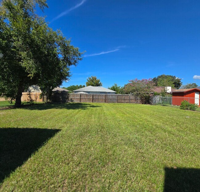 Building Photo - Westchase Manor – 3/2 SF Home Voucher Prog...
