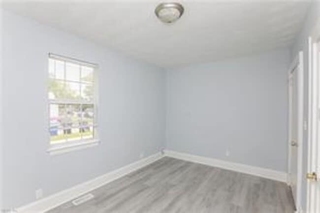 Building Photo - Renovated 3 bed, 1.5 bath Single-Family