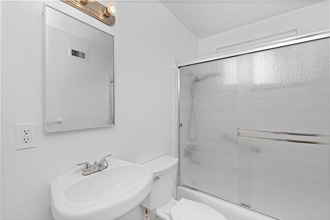Building Photo - Single level home in San Carlos