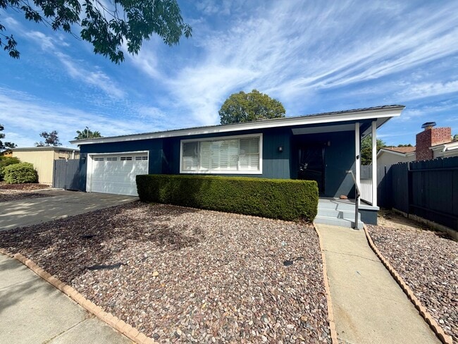 Building Photo - College View Estates Home - Spacious, Bright, and Beautiful Living