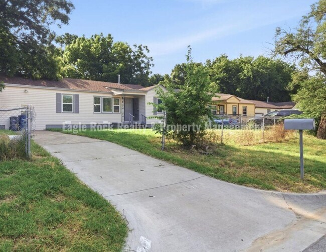 Building Photo - 4341 N Iroquois Ave