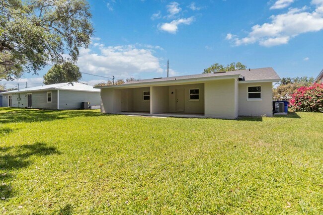 Building Photo - MOVE IN SPECIAL-Beautiful Newly Renovated 2/1 Duplex in St. Cloud Close To Lakefront