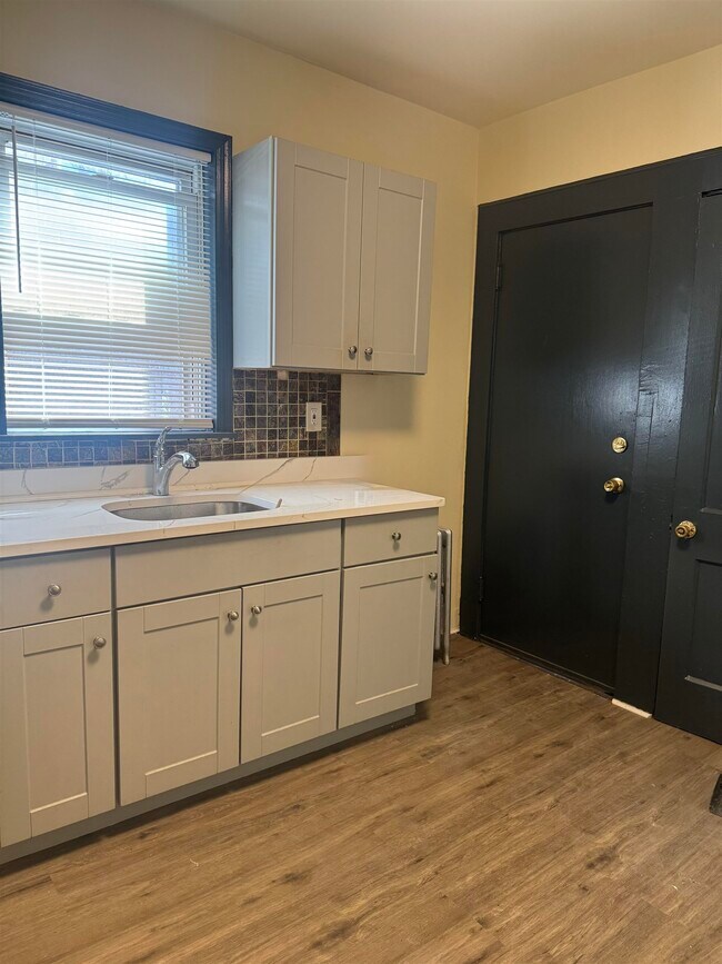 Building Photo - 620 Lyons Ave