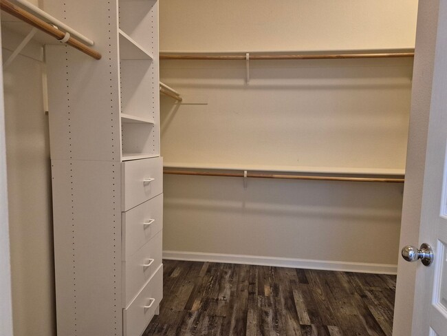 Building Photo - MAY MOVE IN SPECIAL - $500.00 of 2nd Month