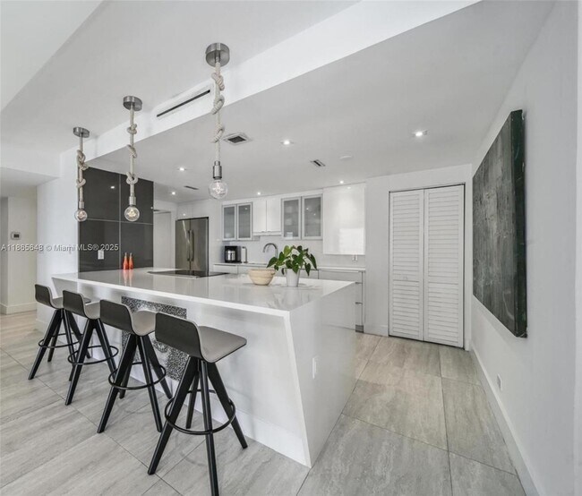 Building Photo - 1800 NE 114th St