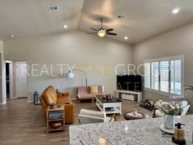 Building Photo - Enjoy those Arizona Sunset in this Three B...