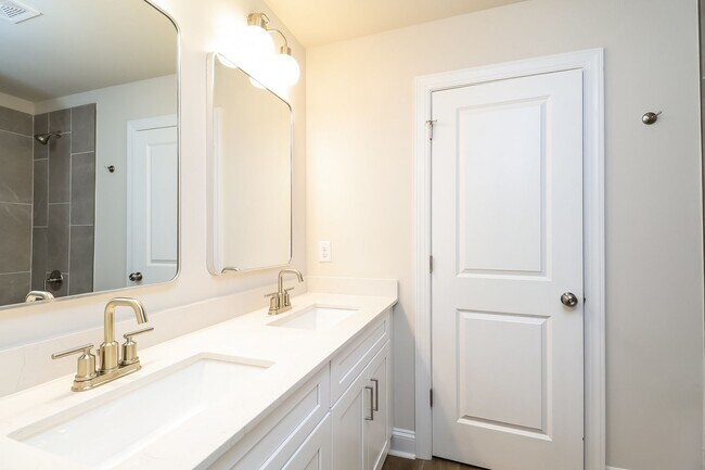 Building Photo - Beautiful 4BR 2.5BA Home w/ Full Appliance Kitchen • Garage Parking •