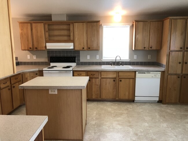 Building Photo - Beautiful and Convenient Turner Location!