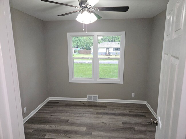 Building Photo - 3 bedroom / 2 Bath - Available Soon!