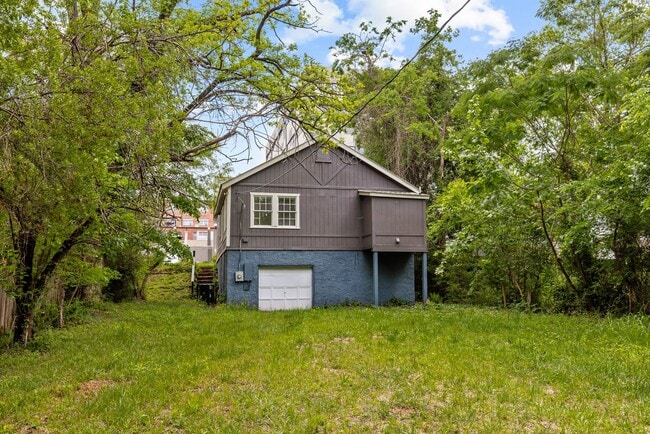 Building Photo - Stylish & Newly Renovated 4 Bedroom 2 Bath...