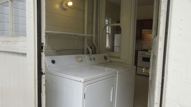 Building Photo - 1 bedroom w/ Washer and Dryer**Excellent City View! Open Sat/Sun, 3-4.