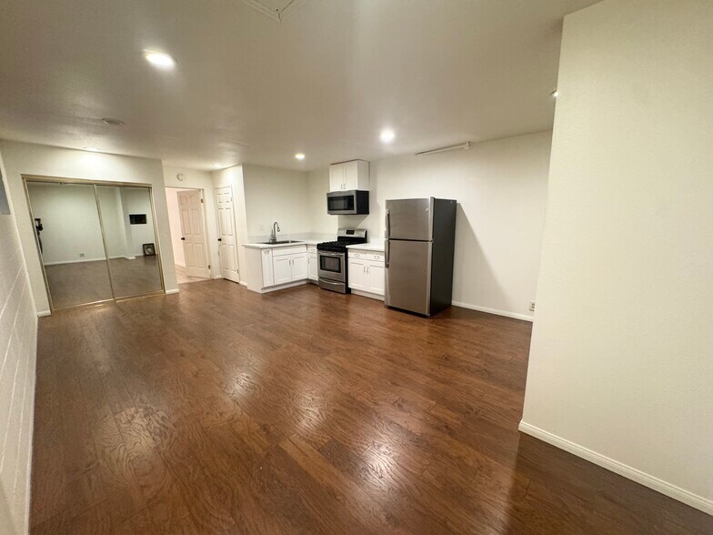 Building Photo - 673 Brookside Ln
