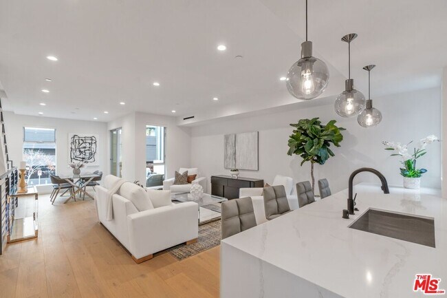 Building Photo - 855 N Detroit St