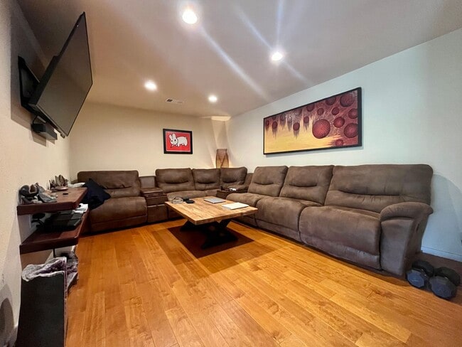 Building Photo - 3 bedroom, 1 bathroom home next to Sequoia...