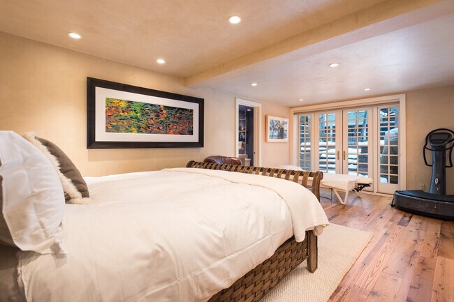 Building Photo - 437 W Smuggler St