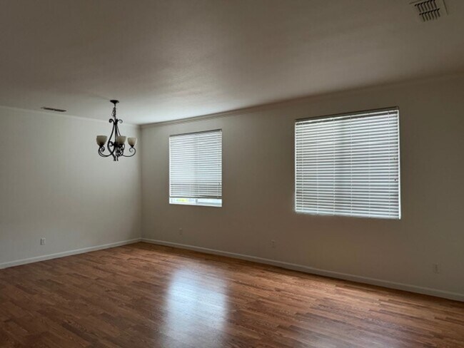 Building Photo - 4 Bed/ 3 Bath House