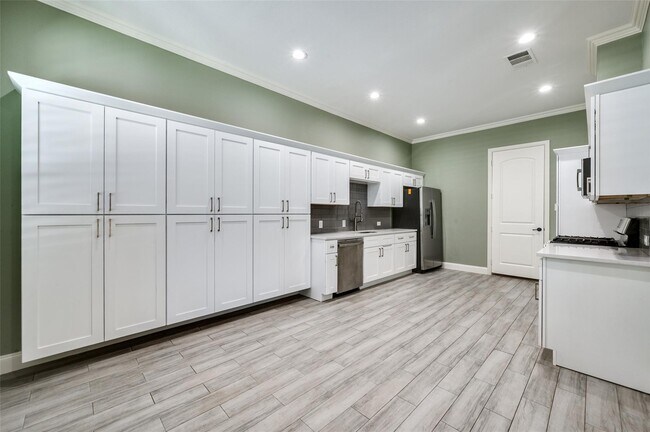 Building Photo - 4068 Winsor Dr
