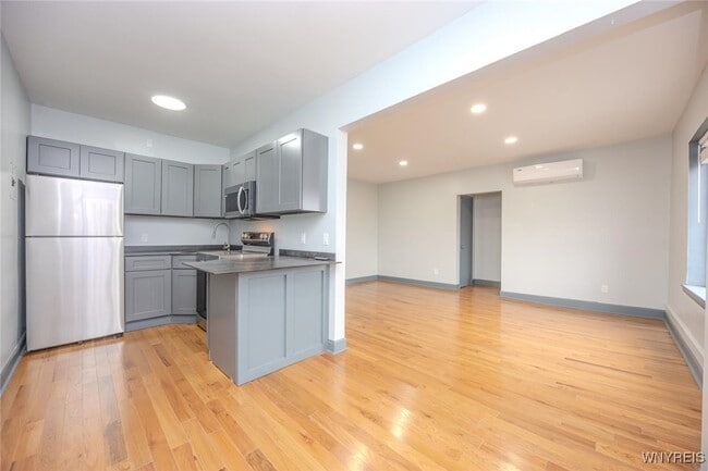 Building Photo - 530 Main St