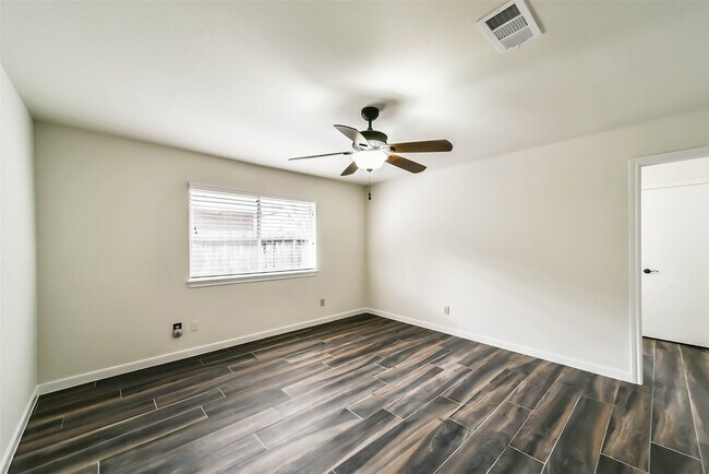 Building Photo - 2511 Pine Cone Dr