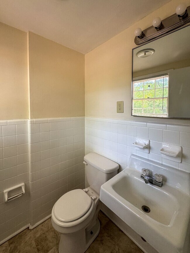 Building Photo - Conveniently Located 2 Bed 1.5 First Floor Unit