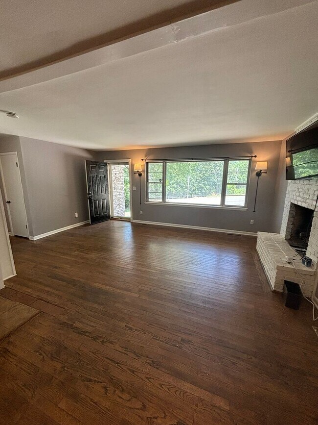 Building Photo - 4 Bedroom Single Family Home Close to Univ...