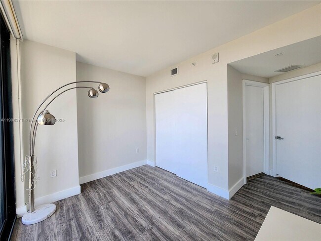 Building Photo - 121 NE 34th St