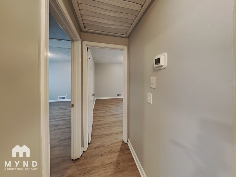 Building Photo - 1836 Hillsway SW