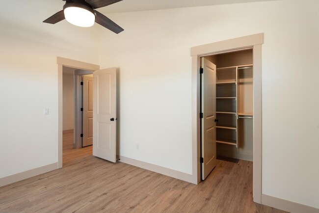 Building Photo - 405 Par Ave