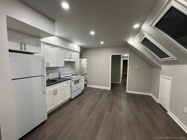 Building Photo - 644 Brooks St