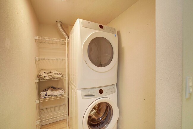 Building Photo - 2bd/1.75ba Bellevue Condo