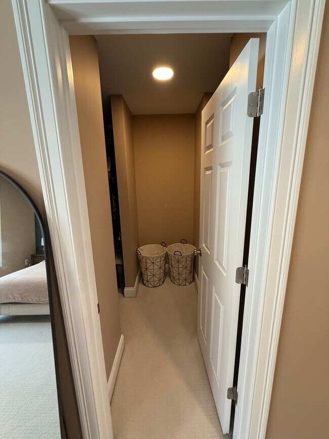Building Photo - Luxury Duplex