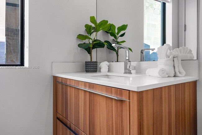 Building Photo - 310 SE 11th Ave